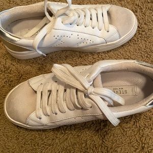 Steve Madden one star tennis shoe